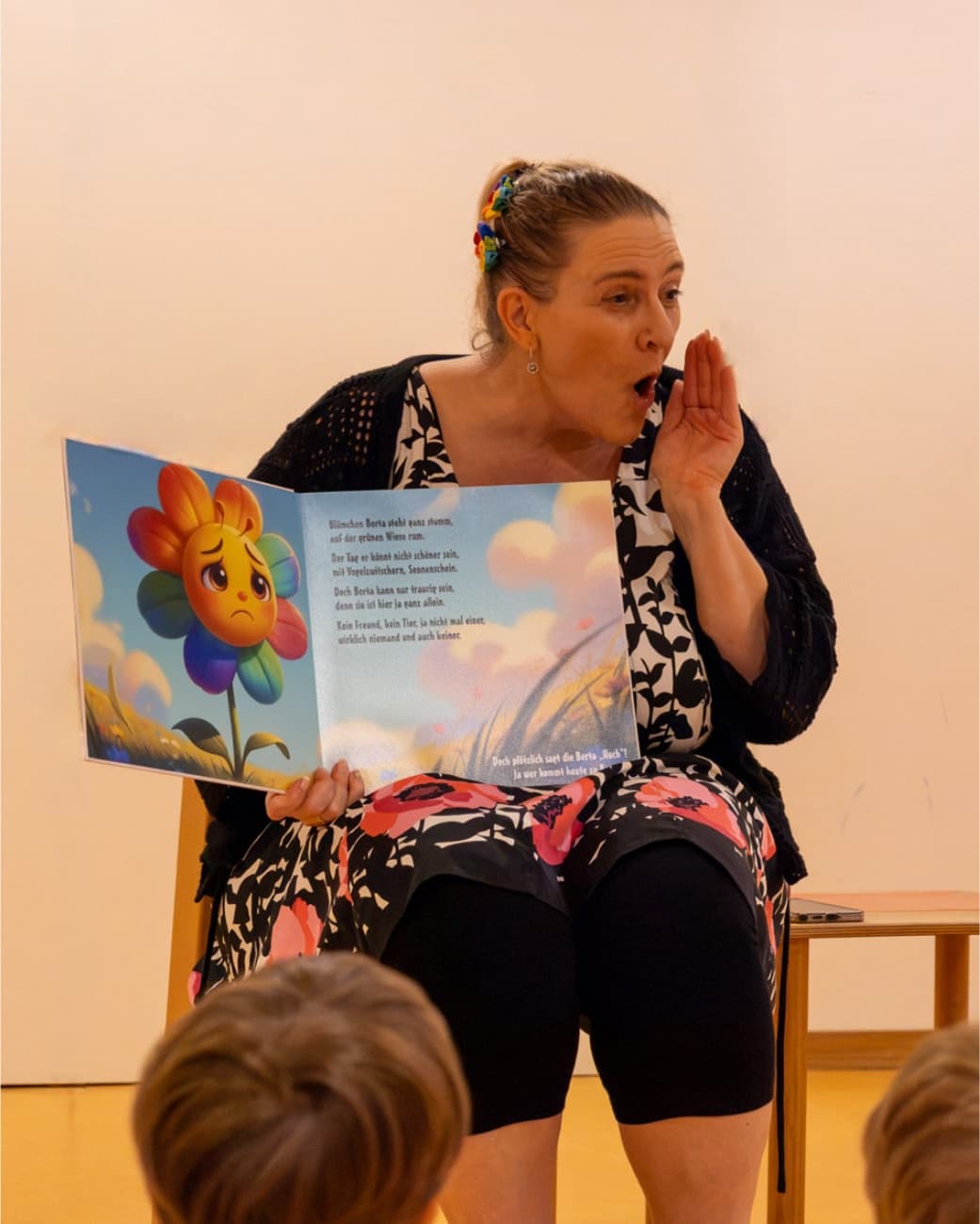 Sabine zeigt das Mitmach-Buch und ruft überrascht Huch
