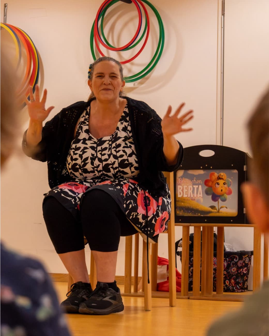 Sabine winkt mit beiden Händen, die Kinder machen mit